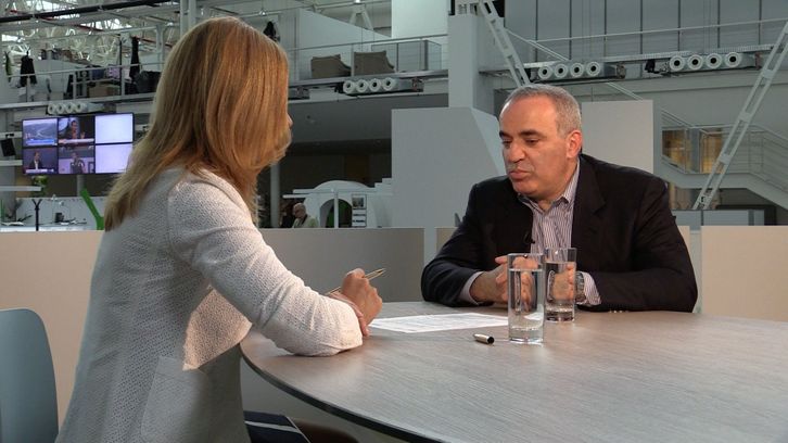 Kasparov: Krizí na Ukrajině se Putin snaží udržet u moci