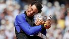 Zase je můj, jako by svým úsměvem a vřelým objetím říkal Rafael Nadal. Podívejte se na fotografie z finále tenisového French Open.