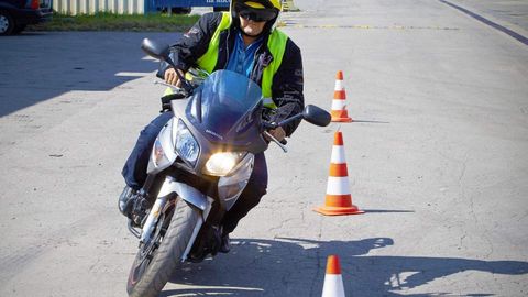 Řidičák na motorku nejspíš výrazně zdraží. Zahájení výcviku brání i další překážky