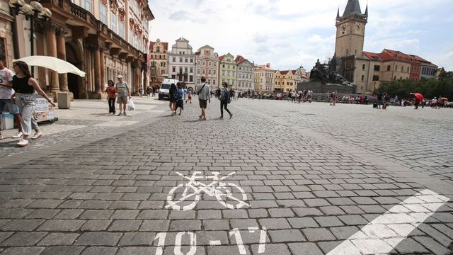 Značení omezení cyklistů v centru Prahy.