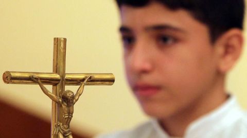 V Praze přistálo prvních deset křesťanských běženců z Iráku. Uprchli z Mosulu před Islámským státem