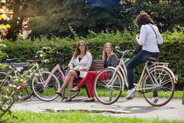 Na kole není nutné jezdit v dresu, hlavně ve městě.