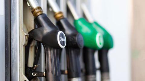 Ceny pohonných hmot stále rostou. Nejdráže tankují řidiči v Praze, litr Naturalu 95 za víc než 28 Kč