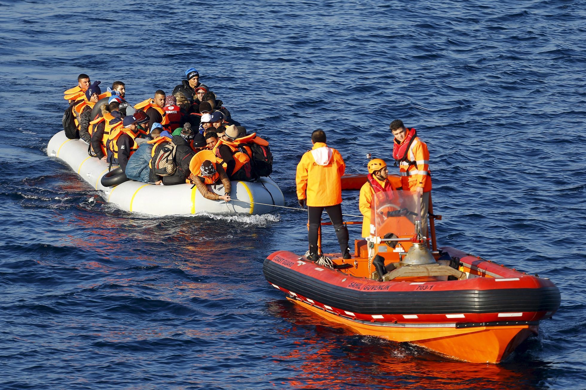 Italové pomáhali vytahovat běžence z moře. Sedm dětí v kritickém stavu skončilo v tuniské nemocnici