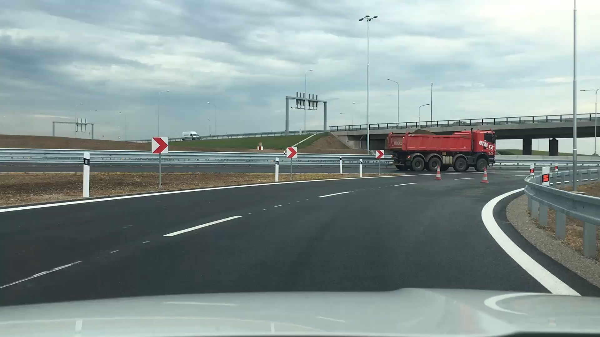 Nový úsek dálnice D11 do Hradce se otevře v pondělí. ŘSD ho ukázalo novinářům v předstihu