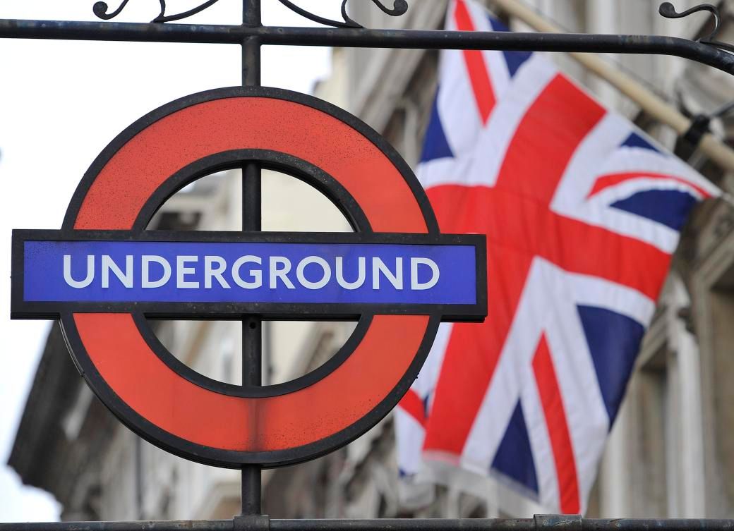 Několik lidí bylo zraněno po "menší explozi" ve stanici londýnského metra