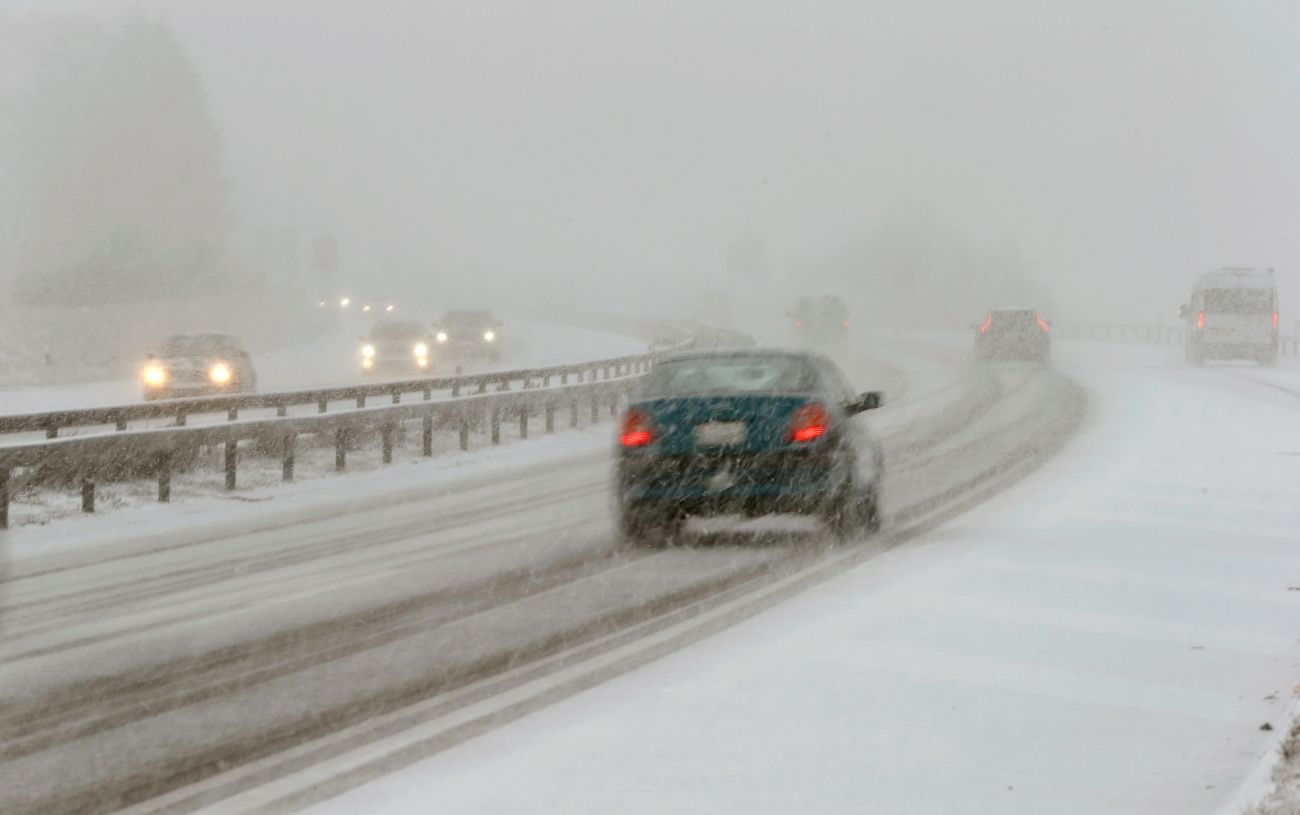 Česko zasypal sníh. Lidé uvízli na cestě do práce