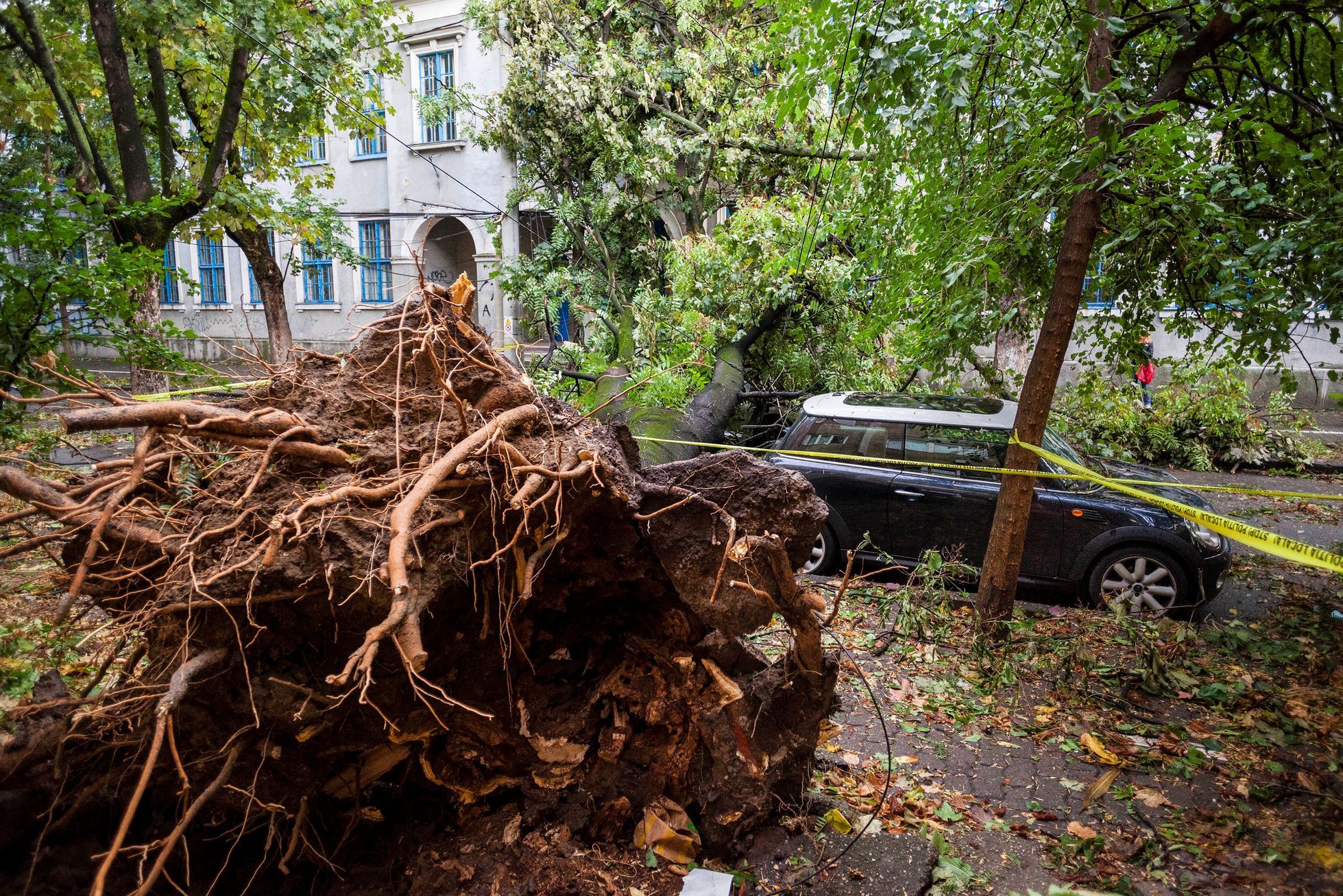 Bouře Carmen zabila ve Francii jednoho člověka, 65 tisíc domácností je bez proudu