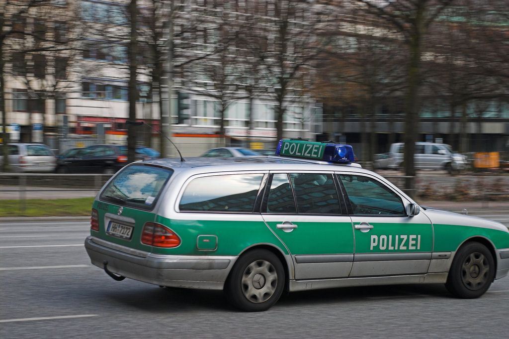 Německá policie pátrá po muži, který dává špendíky do potravin v supermarketu